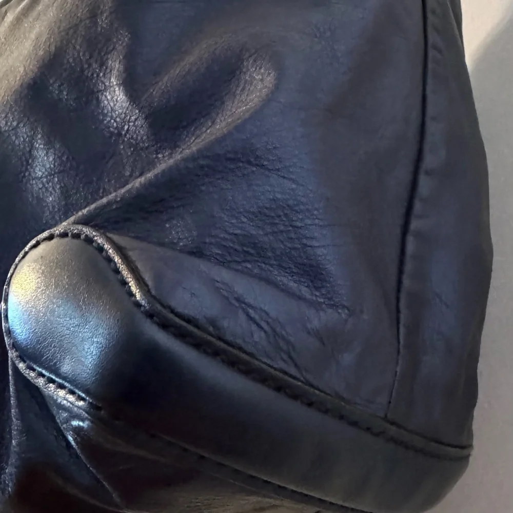 Gucci Metallic Leather Galaxy Chain Hobo
Size: 14.50" (L) x 5.00" (W) x 10 - Picture 8 of 16